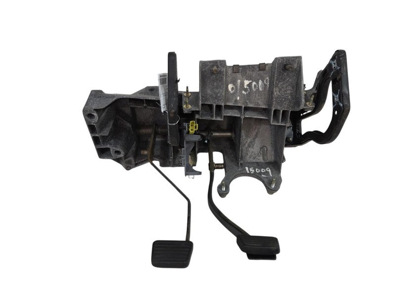 98 - 03 Chevrolet S10 Clutch Pedal Assembly OEM 15015069 GMC Sonoma